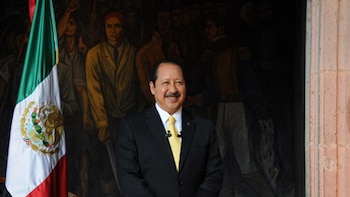 Entre gritos de apoyo y rodeado de abogados, Leonel Godoy se presenta a declarar por el homicidio de Carlos Manzo en Michoacán