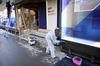 Preparativos antes del comienzo del Foro de Davos. EFE/EPA/LAURENT GILLIERON