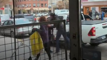 Video: una camioneta bloqueó una cochera, el dueño de otro auto increpó al conductor y terminaron a los golpes
