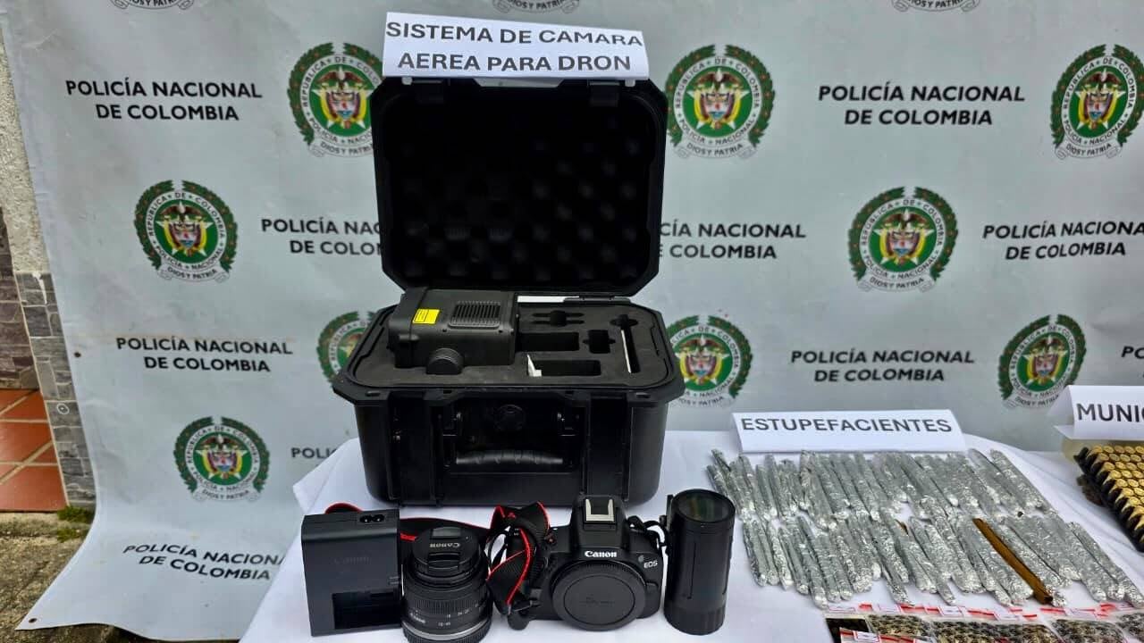 Entre los elementos decomisados figuran una cámara fotográfica, un sistema de cámara aérea para dron y un monocular de visión nocturna, este último avaluado en aproximadamente 20 millones de pesos - crédito Ejército Nacional