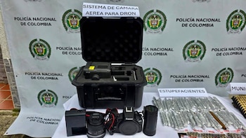 Entre los elementos decomisados figuran una cámara fotográfica, un sistema de cámara aérea para dron y un monocular de visión nocturna, este último avaluado en aproximadamente 20 millones de pesos - crédito Ejército Nacional