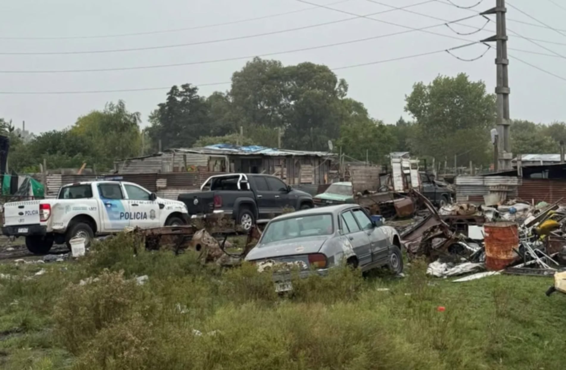 La policía desmanteló un desarmadero ilegal de motos y autos en La Plata, deteniendo a tres sospechosos durante el operativo (0221)