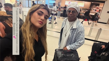 Marta junto a Ronaldihno en migraciones de un aeropuerto (Instagram)