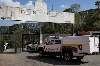 Una camioneta del Servicio Nacional de Medicina y Ciencias Forense entra al cementerio Jardín La Puerta durante el proceso de exhumación del cuerpo del preso político Víctor Quero Navas, el viernes en Caracas (Venezuela) (EFE/ Ronald Peña R)