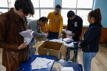 Funcionarios electorales cuentan las papeletas