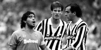 Diego Maradona, Michael Laudrup e Michel Platini durante uma das famosas partidas Juventus-Napoli dos anos 80 (Instagram/@footballmemories)