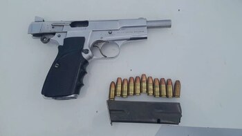 El arma y las municiones