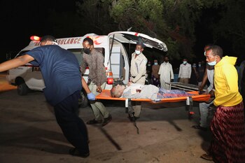 Unas personas asisten a un