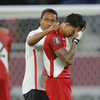 Nolberto Solano consolando a Gianluca