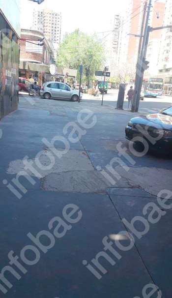 El fallo de primera instancia, ahora confirmado por la Cámara de Apelaciones, sostuvo que las fotografías y la denuncia policial no alcanzaron para probar el accidente ni el nexo causal con el supuesto desperfecto de la vereda. (Poder Judicial)