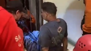 Un hombre realizaba mantenimiento en