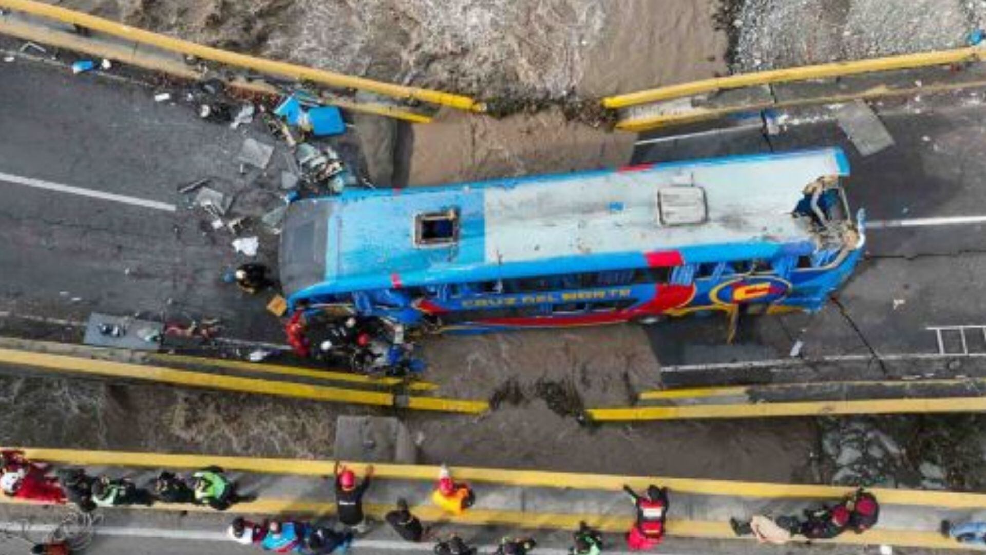 Tras el retiro de escombros, se colocará una estructura modular ya ensamblada desde marzo, con el fin de restablecer el tránsito vehicular en esta importante vía nacional - Créditos: Andina-