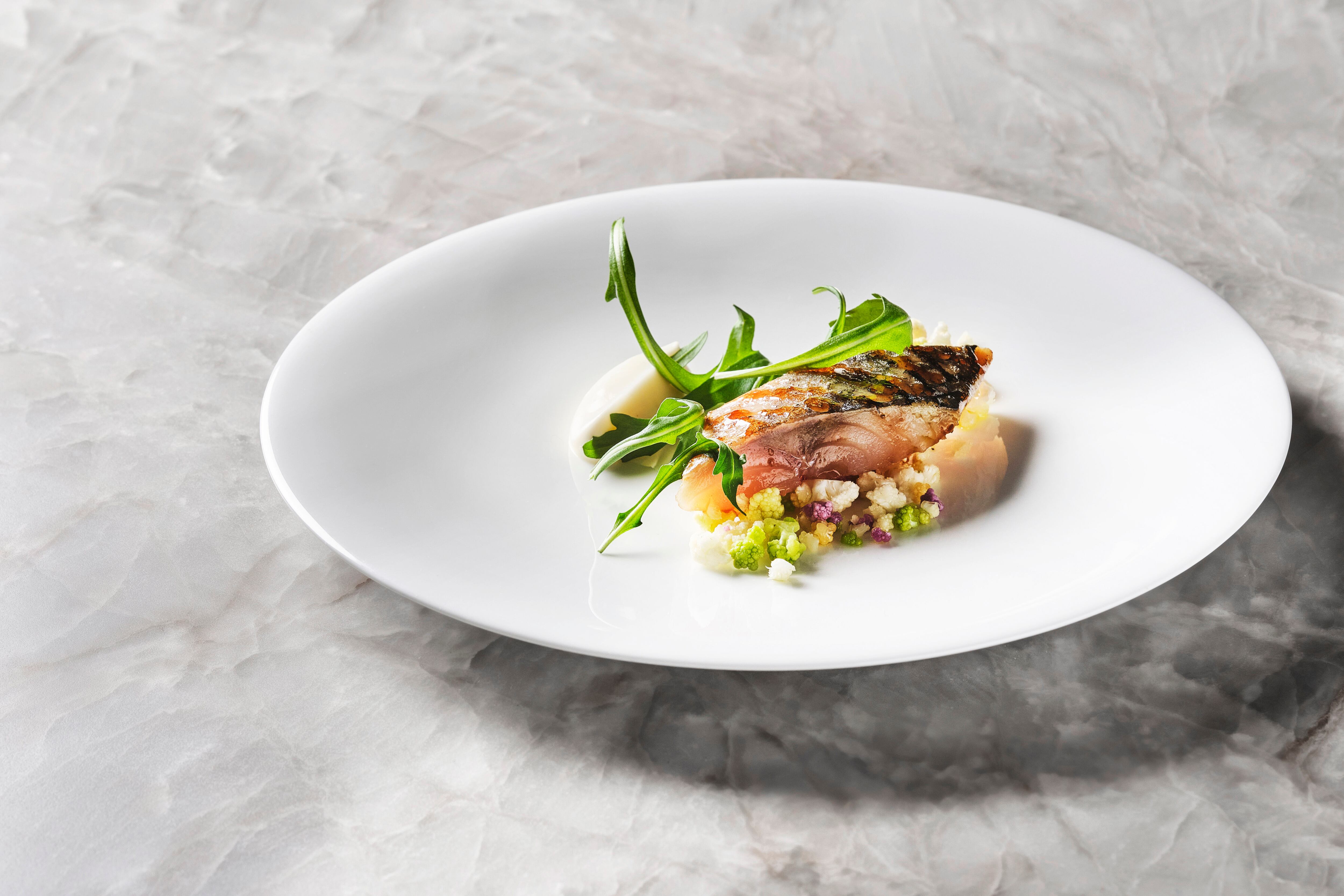 Caballa marinada y soasada, coliflor y jalea de manzana verde, uno de los platos de VelascoAbellà (Cedida)