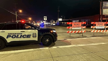 Cuatro policías de Wisconsin resultaron heridos después de que un conductor presuntamente ebrio atropellara a una multitud