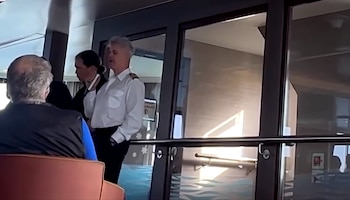 El momento en el que el capitán del MV Hondius informa sobre la muerte del primer pasajero: “El barco es seguro” (Reuters)