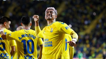 Julián Araujo podría no jugar