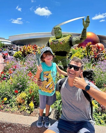 Con Buzz Lightyear de fondo,