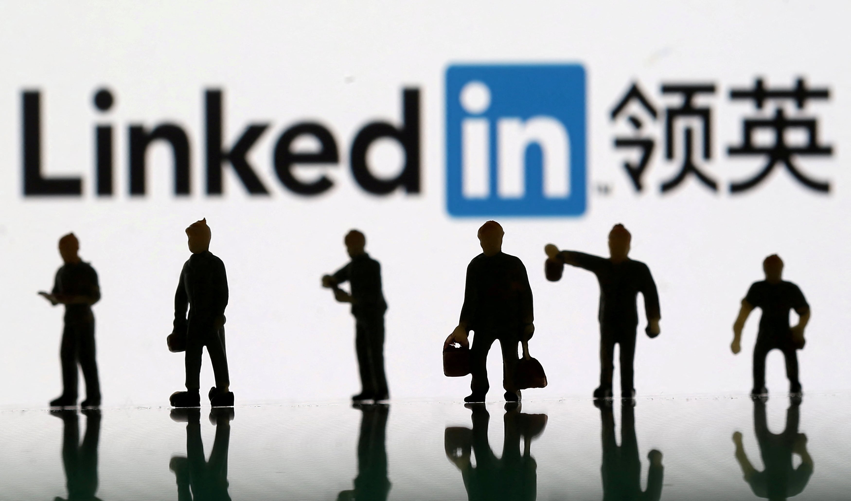 Las agencias de inteligencia de Estados Unidos alertaron sobre el uso de perfiles falsos en LinkedIn para espionaje digital y reclutamiento encubierto (REUTERS/Dado Ruvic/Illustration/File Photo)