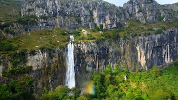 Las cascadas más bonitas de Cantabria para visitar este verano: rutas naturales, saltos de agua y hasta 70 metros de altura en medio de la naturaleza