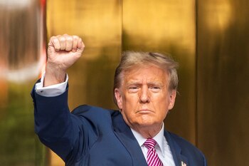 Tras la designación de los jurados suplentes y titulares, este lunes comenzarán los alegatos en el juicio contra Donald Trump (REUTERS)