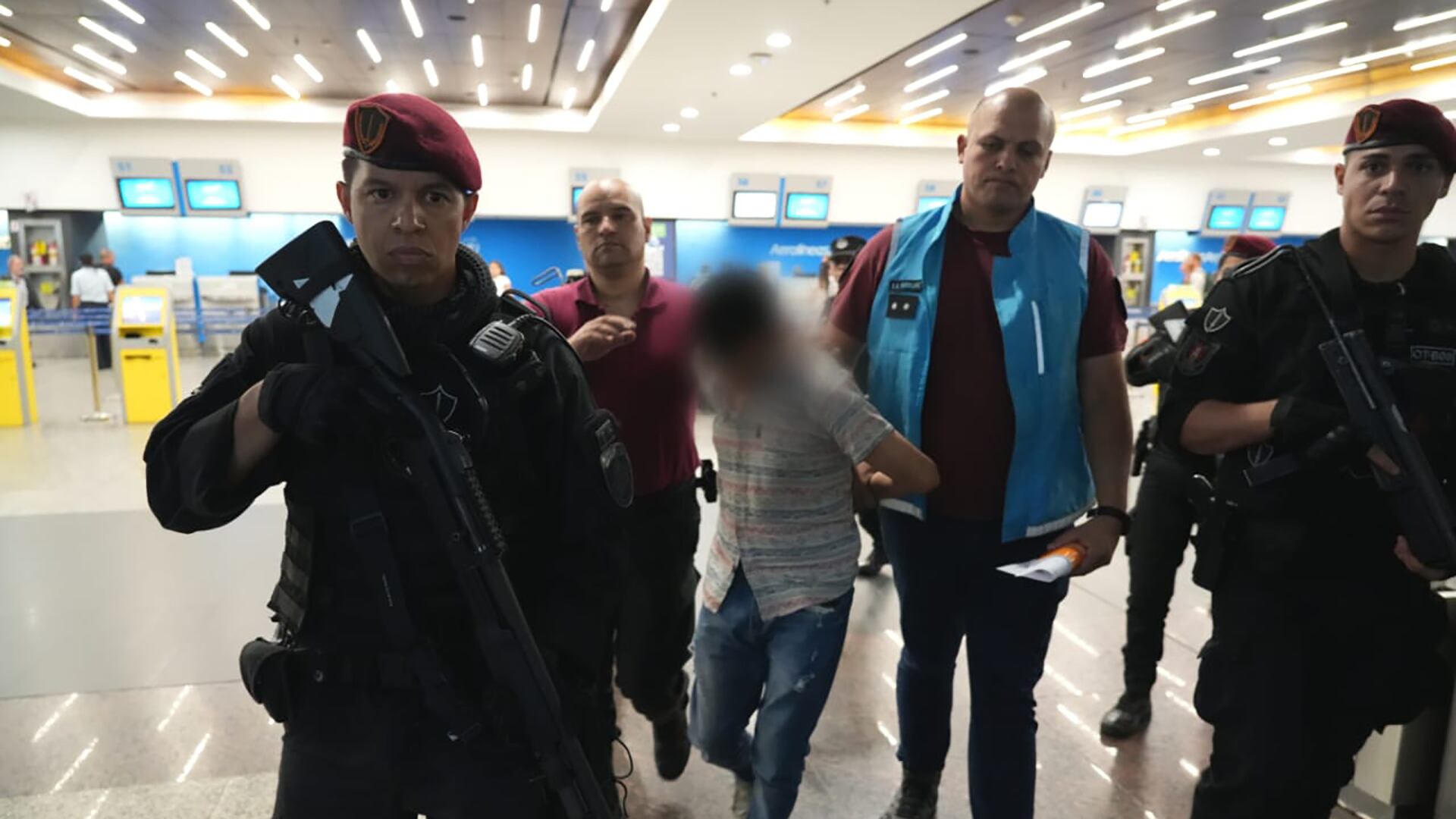 Previo a la deportación, se estableció un paso intermedio: la retención