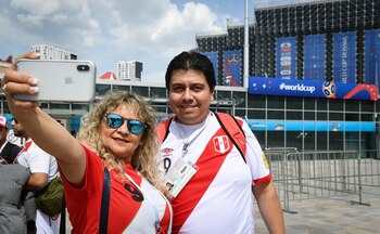 Peruvian fans take a selfie