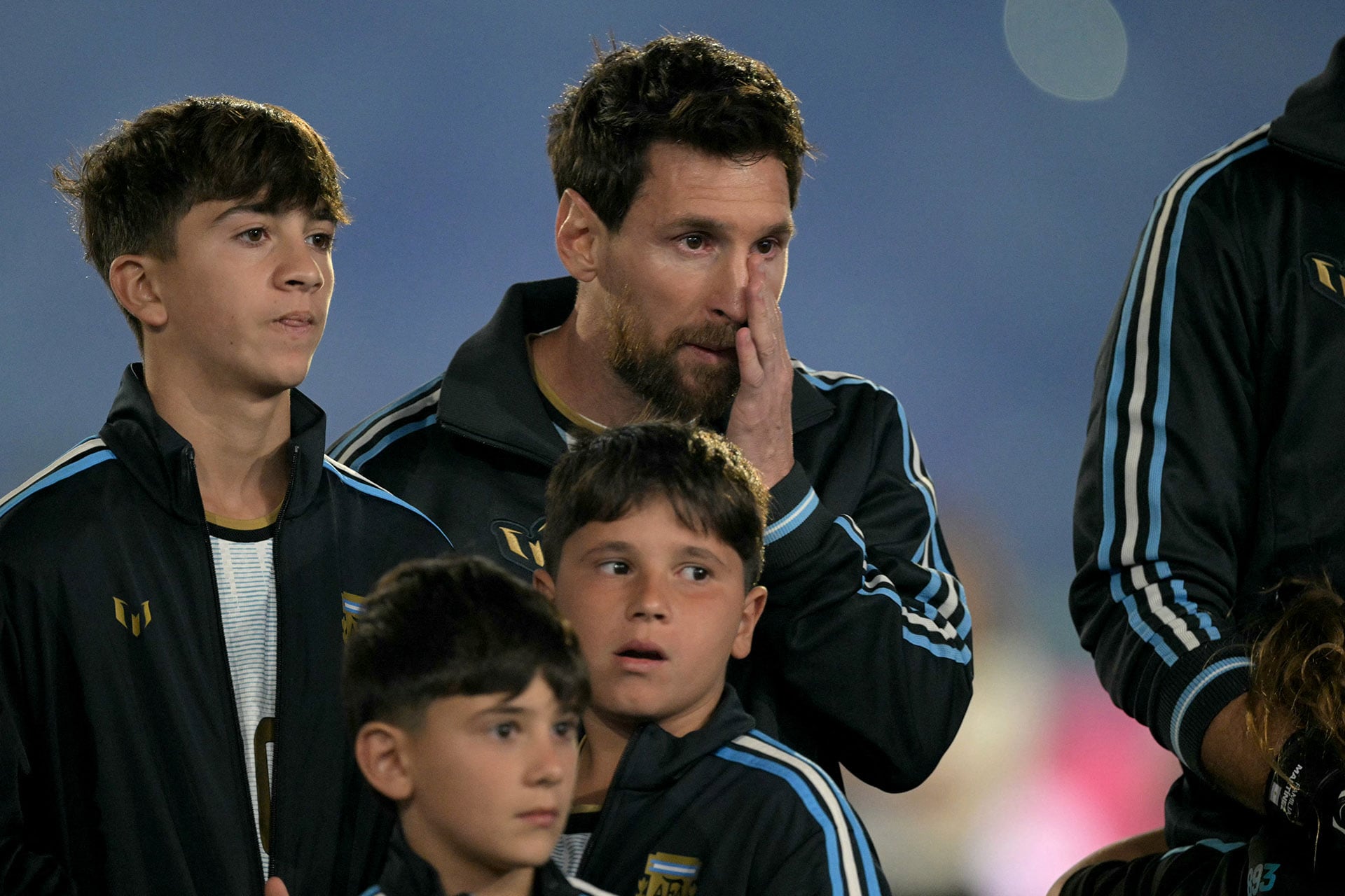 Thiago Messi estuvo siempre al lado de su padre durante los festejos (Photo by JUAN MABROMATA / AFP)