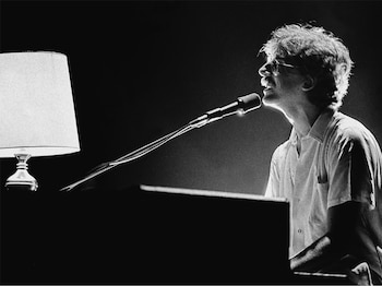 "Charly García y su velador en Luna Park" (1983), por Gabriel Rocca, en Galería Towpyha