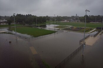 El Centro Nacional de Huracanes advierte sobre potenciales inundaciones considerables a lo largo del trayecto de la tormenta Debby. (REUTERS/Marco Bello)