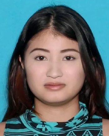 Primer plano de Isabella Guzman con cabello oscuro liso, rostro claro y una blusa estampada en tonos turquesa y negro sobre un fondo azul claro