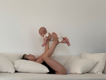 Recostada en el sofá, Úrsula jugó con Dante en una imagen centrada en la conexión entre madre e hijo