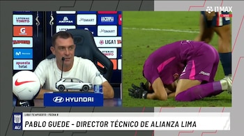 Pantalla dividida con Pablo Guede en conferencia de prensa a la izquierda y el arquero Alejandro Duarte sobre el césped a la derecha