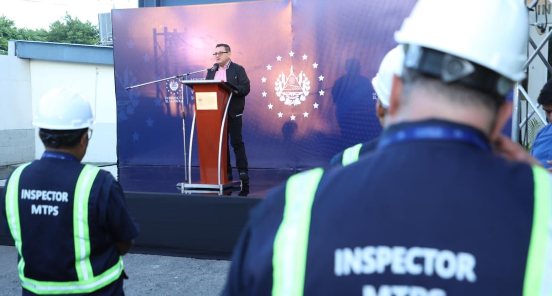 El ministro de Trabajo, Rolando Castro, presenta el despliegue de inspectores del MTPS para supervisar el cumplimiento de derechos laborales durante las Fiestas Agostinas (Cortesía: Ministerio de Trabajo).
