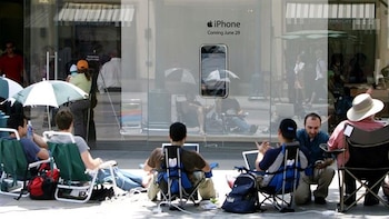 Apple diseñó cables y placas personalizadas para proyectar la pantalla del iPhone sin usar una cámara durante la demostración. (AFP)