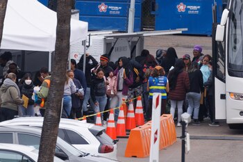 Migrantes son dejados en un