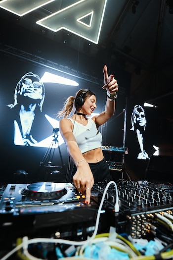 Cande Gariso, la DJ argentina que brilla con Bizarrap y conquista el mundo