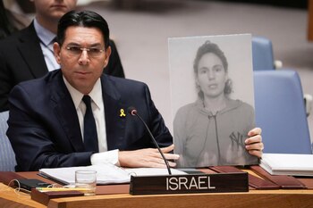 El embajador Danny Danon, representante permanente de Israel ante las Naciones Unidas, sostiene una fotografía de Carmel Gat (Reuters)