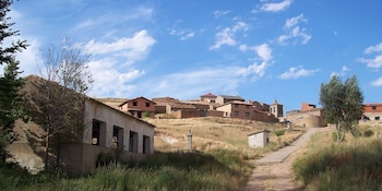 El programa de repoblación exige fijar residencia permanente y experiencia en albañilería para mantener y rehabilitar los edificios públicos del municipio (Wikimedia Commons)