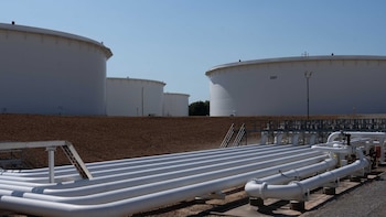 El petróleo fluye desde el golfo Pérsico, pero los precios siguen altos. ¿Por qué?