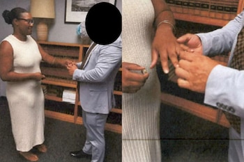 Una mujer con vestido blanco y un hombre con traje claro intercambian alianzas en una habitación frente a una estantería con libros