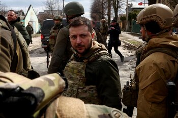 Zelensky recorre las calles de Bucha donde encontraron los cuerpos de civiles (Reuters)