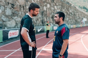 10/08/2026 El presidente del FC Andorra, Gerard Piqué, charla con el entrenador del Barça Femení, Pere Romeu, en Andorra.
El entrenador del Barça Femení, Pere Romeu, valoró positivamente la estancia de cinco días del equipo en Andorra, donde las blaugranas han podido avanzar en la preparación de la temporada y "asentar bases tácticas" antes de afrontar este miércoles su primer amistoso de pretemporada contra el Montpellier en el Estadi Johan Cruyff.
DEPORTES
FCB