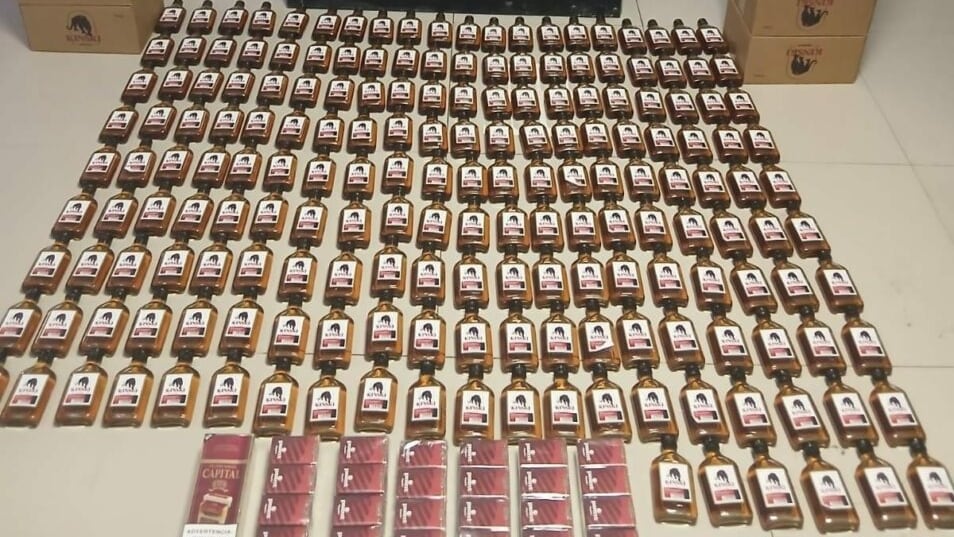 Policía incauta 1,400 cigarrillos y 186 unidades de ron de contrabando en San Juan de la Maguana (Foto cortesía Policía Nacional)