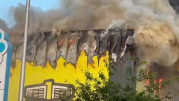 Un incendio en una nave de trasteros en Villaverde (Madrid) provoca el desalojo de una gasolinera