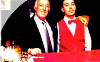 Gastón junto a su abuelo