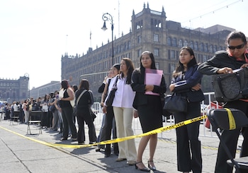Fotografía de archivo del 13 de marzo de 2014, que muestra a cientos de jóvenes mexicanos asistiendo a una Feria del Empleo en Ciudad de México (México). EFE/ Mario Guzmán ARCHIVO