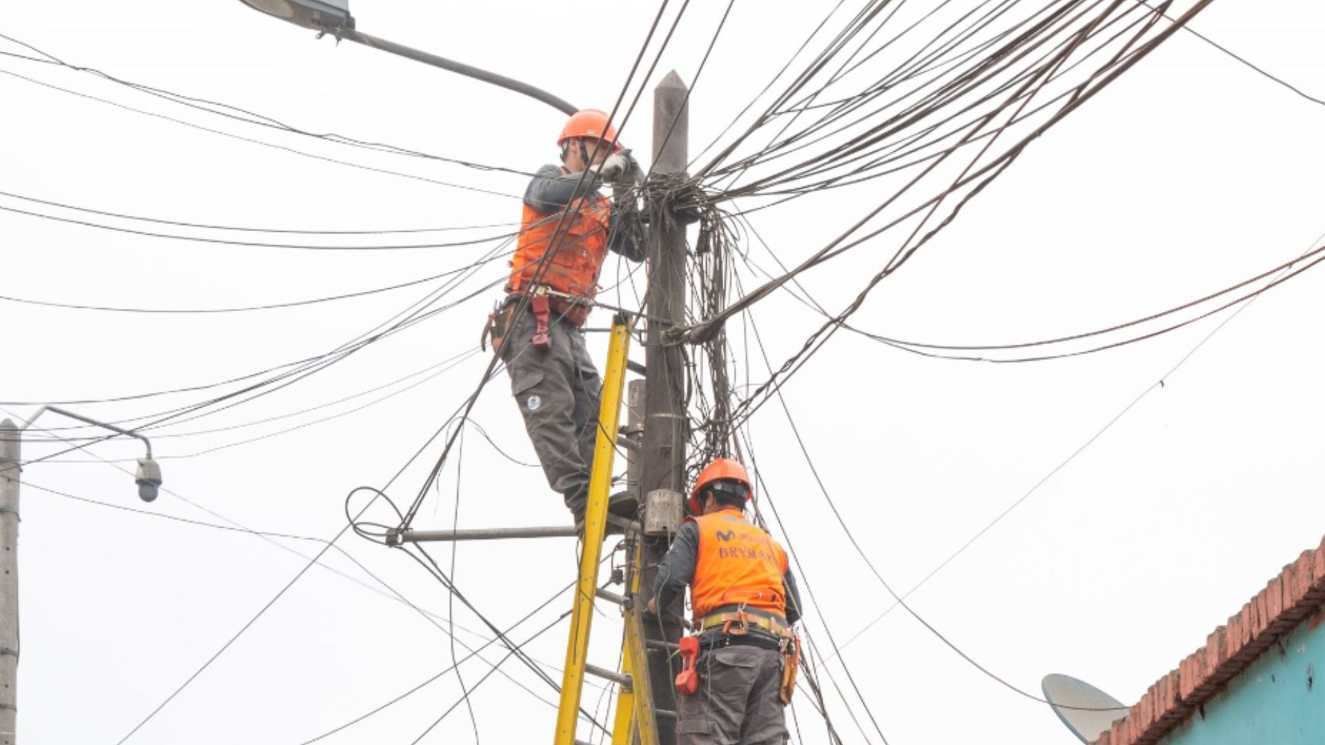 Como parte del plan de modernización a través de la fibra óptica, la empresa Integratel Perú avanza en el retiro de infraestructura legada. Imagen referencial: Andina