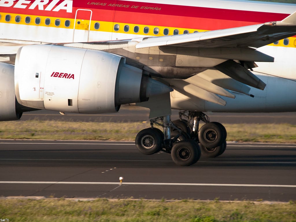 El tren de aterrizaje principal de un Airbus A340-642 EC-IZX (Flickr)