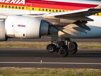 El tren de aterrizaje principal de un Airbus A340-642 EC-IZX (Flickr)