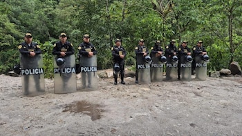 Cerca de 200 agentes intervinieron en la zona de amortiguamiento del santuario, logrando el retiro voluntario de ocupantes y restableciendo el tránsito. Facebook